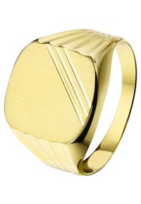 Bague couleur or avec un sommet carré lisse présentant des rainures diagonales et une finition polie. Bande arrondie avec un design de vague subtil.