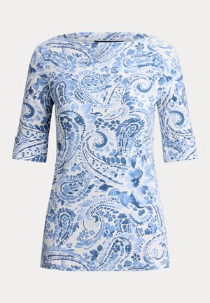 Bílá přiléhavá košile s tříčtvrtečními rukávy, zdobená modrým květinovým vzorem paisley a kulatým výstřihem.