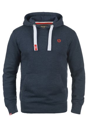 Marineblauwe hoodie met een voorzak in kangoeroestijl, witte trekkoorden, rode logo-accenten en ribgebreide manchetten en zoom. Gemaakt van een zacht textielmateriaal.