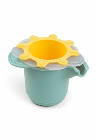 Blauwgroene kom met een gele stervormige siliconen voedseldeksel en doorschijnende bloemblaadjes-achtige secties die van de rand uitsteken.