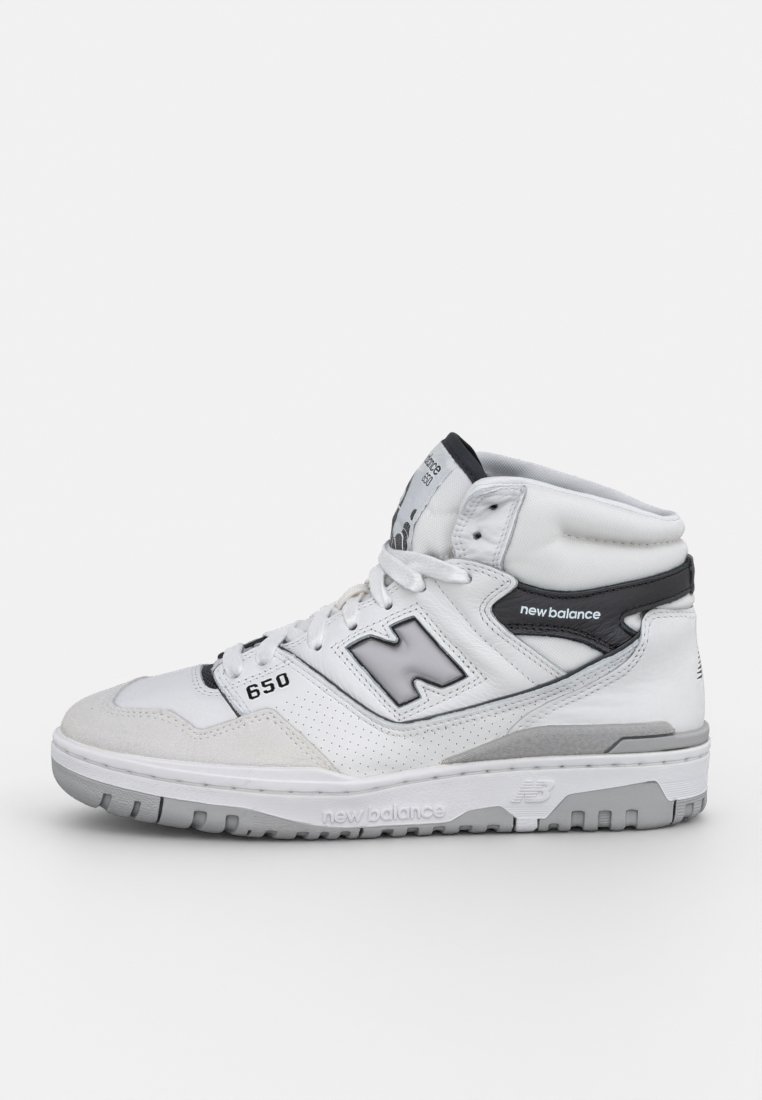 Weiße High-Top-Sneaker aus Leder und synthetischen Materialien. Verfügt über schwarze Akzente, perforierte Einsätze und eine strukturierte Gummisohle. Modell 650.