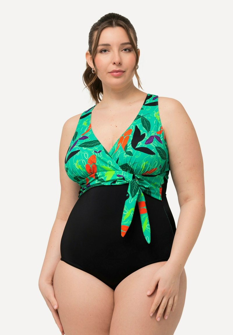 Maillot de bain enroulé multicolore avec un haut floral vert à nouer à l'avant et un bas noir uni ; conçu avec un décolleté en V profond.