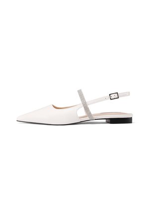 Slingback flat bianco in pelle con punta a punta, dotato di una fascia argentata testurizzata e dettaglio a taglio. Finitura opaca e tacco nero basso.