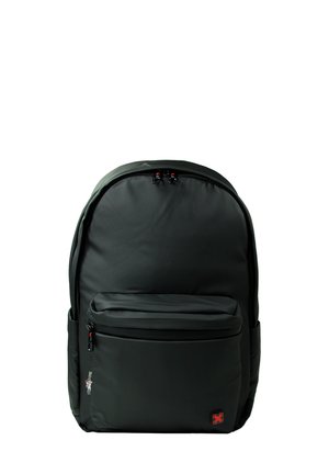 Donkergroene rugzak met een voorvak met ritssluiting, dubbele bovenritsen, zijvakken en een klein rood kruisembleem in de onderste hoek.