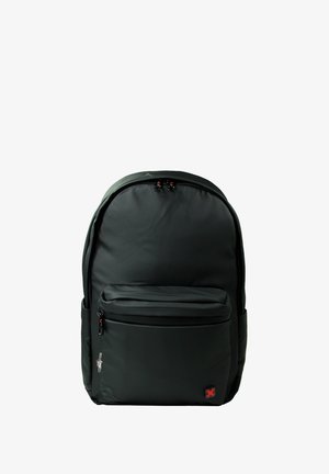 Donkergroene rugzak met een voorvak met ritssluiting, dubbele bovenritsen, zijvakken en een klein rood kruisembleem in de onderste hoek.