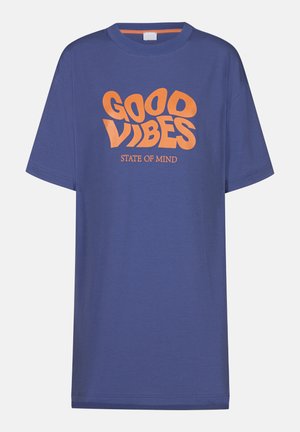 Blauwe katoenen T-shirt met een ontspannen pasvorm. Heeft gedurfde oranje tekst: "GOOD VIBES STATE OF MIND" in een speelse lettertype. Korte mouwen, ronde hals.