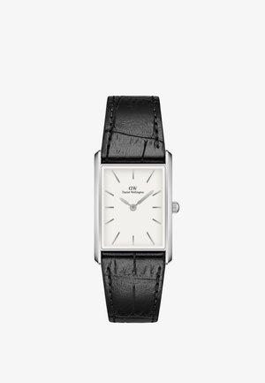 Ceas de mână cu quartz, cu carcasă rectangulară din oțel inoxidabil, cadran alb, brățărică din piele neagră și indici orari argintii. Textură subtilă pe brățărică.