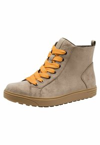 Beige High-Top-Schuhe aus Wildleder mit leuchtend orangefarbenen Schnürsenkeln, Gummisohle und strukturierten Oberflächen. Sie verfügen über eine abgerundete Zehenpartie und einen gepolsterten Schaft.