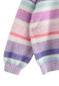 Flauschiger Pullover mit mehrfarbigen horizontalen Streifen: Rosa, Lila und Türkis auf einem weichen, strukturierten Hintergrund. Gerippte Bündchen und Saum.