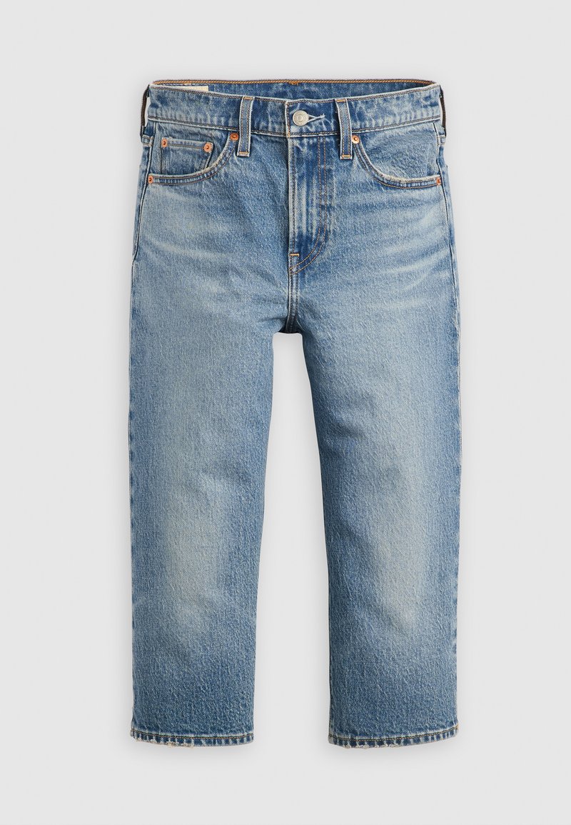 Jean en denim bleu clair avec une coupe droite, taille mi-haute, cinq poches et coutures visibles. Les jambes sont coupées au-dessus de la cheville.