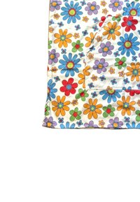 Tessuto di cotone con un motivo floreale multicolore, caratterizzato da grandi fioriture in blu, rosso, giallo e verde su uno sfondo bianco.