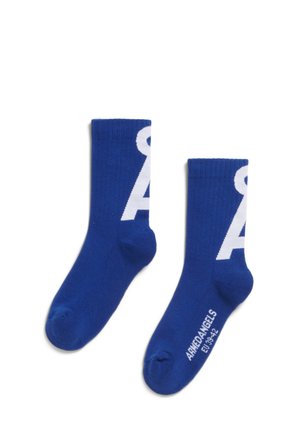 Een paar blauwe crew sokken met een witte letter "A" ontwerp en de tekst "ARMEDANGELS EU 39-42" op de zool, plat neergelegd op een witte achtergrond.