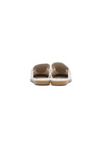 Sandali slip-on marroni e bianchi con una soletta testurizzata, cinturini morbidi e una suola in gomma, caratterizzati da un design semplice e minimalista.