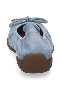 Scarpa slip-on in suede azzurro chiaro con dettaglio a fiocco intrecciato, aperture laterali e suola in gomma marrone testurizzata. Finitura della superficie liscia.