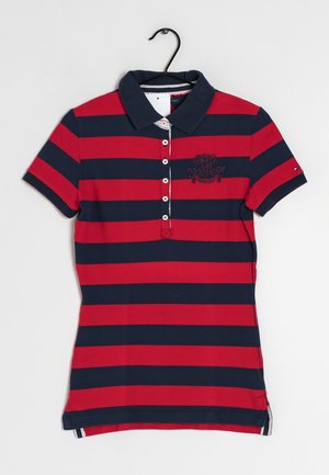 Czerwona i granatowa koszulka polo w paski z kołnierzykiem, krótkimi rękawami, placketem na trzy guziki oraz ozdobnym haftowanym logo na piersi.