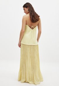 NA-KD SLIP - Maxi-jurk - light yellow