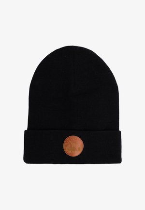 Czarna dzianinowa czapka z podwiniętym brzegiem. Posiada okrągłą brązową skórzaną naszywkę z wzorem przedstawiającym górę i drzewo. Miękka tekstura.