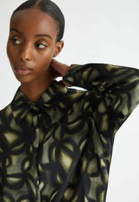 LIU JO PRINTED - Nööpidega pluus - black