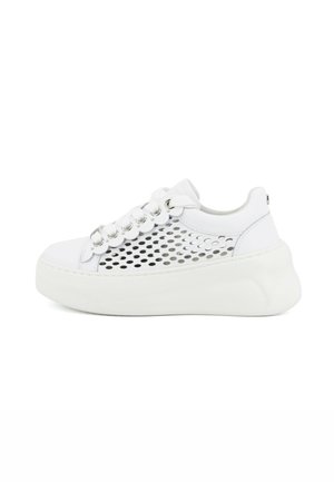 Sneaker platform bianca con pannello laterale traforato, occhielli per i lacci smerlati e suola spessa e imbottita.