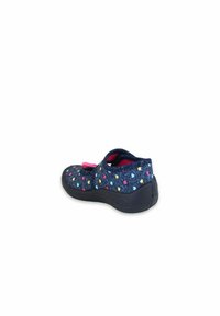 Blauwe sneaker met een gestructureerde stof, kleurrijke hartpatronen en een roze accent. Beschikt over een flexibele zool en een achterband voor gemakkelijk aan- en uittrekken.