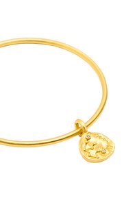 Złota bransoletka w kształcie gładkiego, okrągłego łuku z teksturowanym wisiorkiem, który przedstawia wzór konstelacji i małe, przezroczyste akcenty.