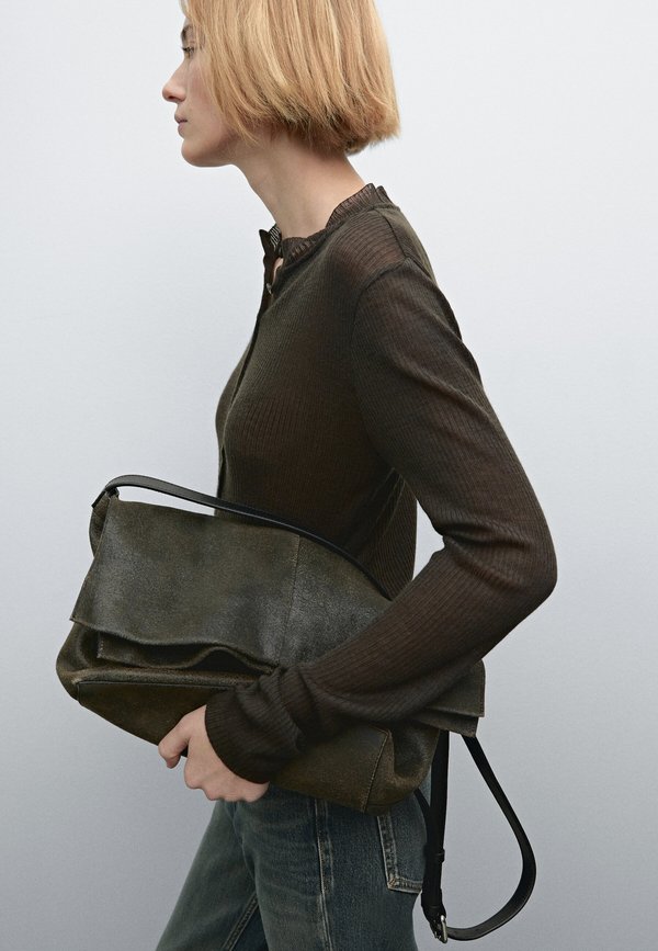 DISTRESSED FLAP - Cross body bag