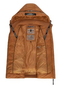 Veste rembourrée marron avec capuche, fermeture éclair à l'avant, poignets côtelés et plusieurs étiquettes intérieures. Tissu lisse et brillant avec une texture légèrement froissée.
