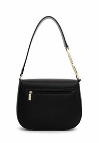 Czarna skórzana torebka na ramię o zaokrąglonym kształcie, teksturowanej powierzchni, zapinanej kieszeni na suwak z przodu oraz regulowanym pasku z złotymi akcentami.