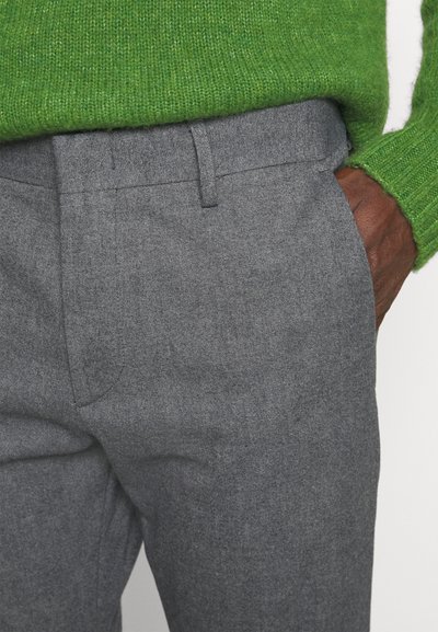 Graue, maßgeschneiderte Hosen aus einem strukturierten Stoff, mit flachem Vorderteil, Seitentaschen und einem Bund mit Gürtelschlaufen.
