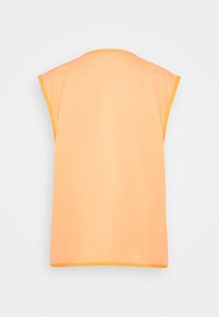 Mouwloos lichtoranje topje met iets donkerder oranje rand langs de armsgaten en zoom, van achteren getoond op een witte achtergrond.