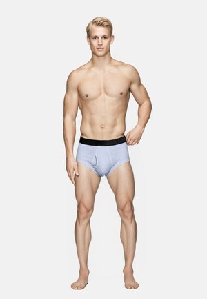 Lyseblå bomuldsunderbukser med en sort elastisk talje. Designet har en frontpouch og en tætsiddende pasform, der fremhæver en glat tekstur.