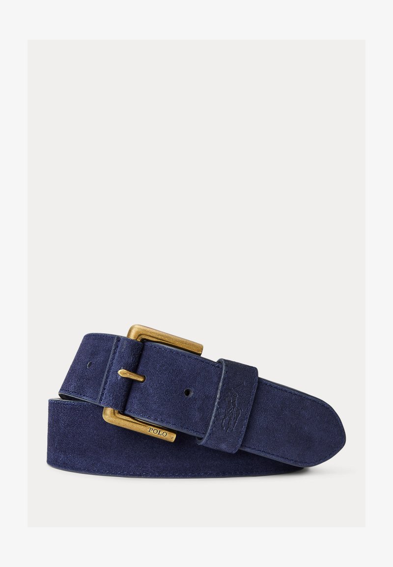 Donkerblauwe suède riem met een gouden metalen gesp waarop "Polo" is gegraveerd en een klein reliëflogo vlak bij de gesp.
