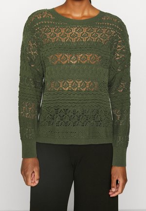 Maglione lavorato a maglia verde oliva con un motivo in pizzo caratterizzato da strisce orizzontali, maniche lunghe e scollatura rotonda. Dettaglio in tessuto testurizzato.