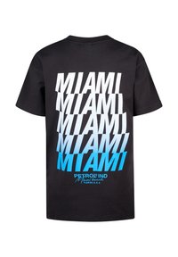 Camiseta de algodón negra con el texto repetido "MIAMI" en blanco y un degradado azul. Texto de logo adicional en la parte inferior en una fuente contrastante.