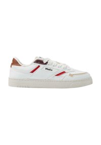 Hvite sneakers med en teksturert såle, med røde og brune lærdetaljer, snøring foran og logo på siden.