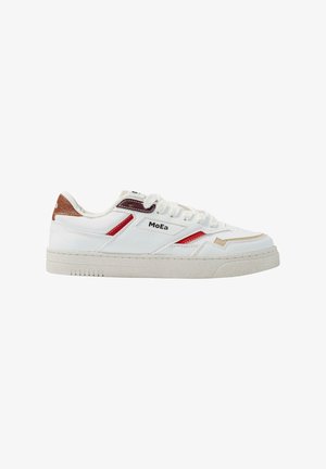 Baskets blanches avec une semelle texturée, présentant des accents en cuir rouge et marron, un laçage à l'avant et un détail de logo sur le côté.
