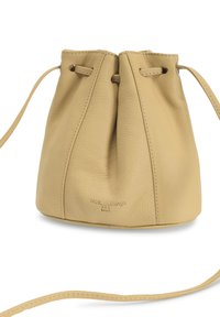 Sac bourse en cuir jaune doux et texturé avec une fermeture à cordon et une bandoulière réglable. Présente un marquage subtil à l'avant.