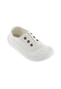 Zapatilla blanca de lona tipo slip-on con puntera redonda, cinco ojales de metal marrón y parte superior de tela texturizada. Suela de goma con un leve relieve.