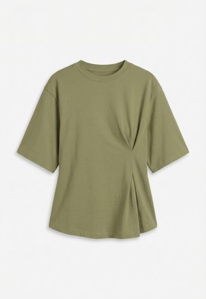 Λιμανοπράσινο κοντομάνικο t-shirt με στρογγυλή λαιμόκοψη και ασύμμετρες πλευρικές πτυχές που δημιουργούν διακριτικές πτυχώσεις.