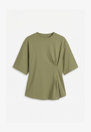 Λιμανοπράσινο κοντομάνικο t-shirt με στρογγυλή λαιμόκοψη και ασύμμετρες πλευρικές πτυχές που δημιουργούν διακριτικές πτυχώσεις.