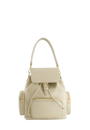 Beżowy skórzany plecak z górnym uchwytem, przednią klapą na klamrę, zamknięciem na sznurek i trzema zewnętrznymi kieszeniami na zamek z złotym okuciem.