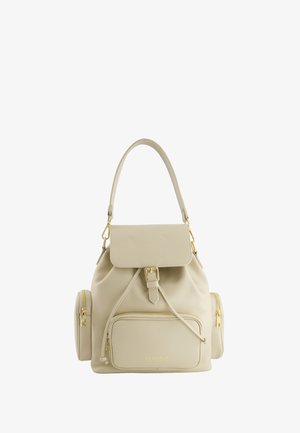 Beżowy skórzany plecak z górnym uchwytem, przednią klapą na klamrę, zamknięciem na sznurek i trzema zewnętrznymi kieszeniami na zamek z złotym okuciem.