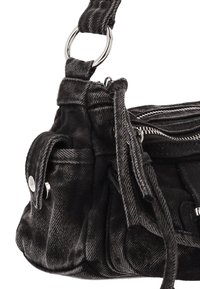 Czarna torebka z tkaniny o fakturowanym wzorze. Posiada srebrne okucia, kieszeń na zamek oraz marszczenia po bokach.