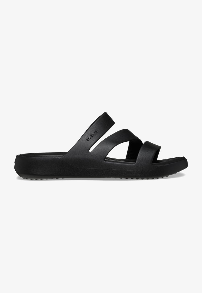 Sandale noire à enfiler avec trois brides et une semelle profilée, conçue pour un usage décontracté et confortable.