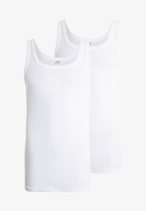 Zwei weiße gerippte Trägertops mit breiten Trägern und einem runden Ausschnitt. Sie haben eine glatte Textur und sind für die Freizeitgestaltung konzipiert.