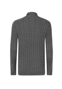 Suéter gris de punto trenzado con un collar alto, puños y dobladillo acanalados. La textura está detallada con patrones elevados en toda su superficie.