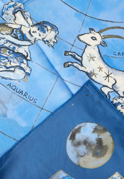 Modrý hodvábny šál s astrologickými motívmi, vrátane postáv a súhvezdí. Výrazné detaily: kovové akcenty, vzory mesiaca a hviezd.