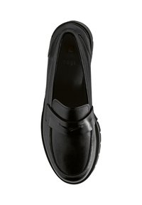 Zwarte leren loafers met een gladde afwerking, ontworpen met een strapaccent en een dikke zool. Het interieur heeft een strakke, eenvoudige snit.