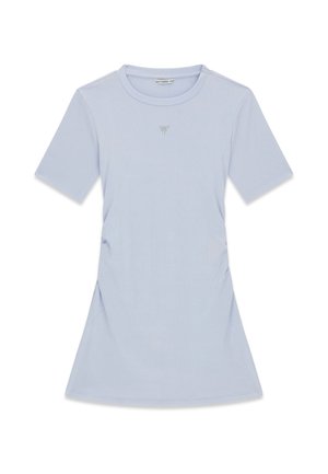 Robe t-shirt bleu clair, à manches courtes, côtelée, avec col rond et petit détail triangle argenté sur la poitrine, posée à plat sur un fond blanc.