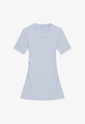 Robe t-shirt bleu clair, à manches courtes, côtelée, avec col rond et petit détail triangle argenté sur la poitrine, posée à plat sur un fond blanc.